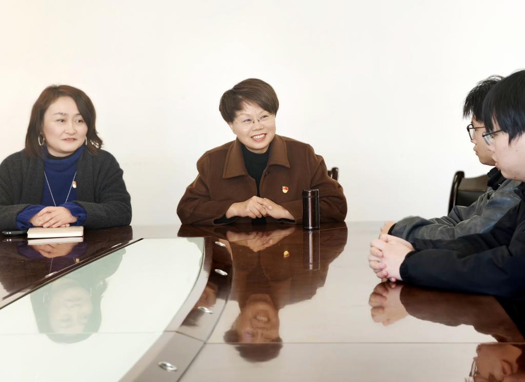 校党委副书记陈华仙深入色色视频
与联系班级学生座谈交流